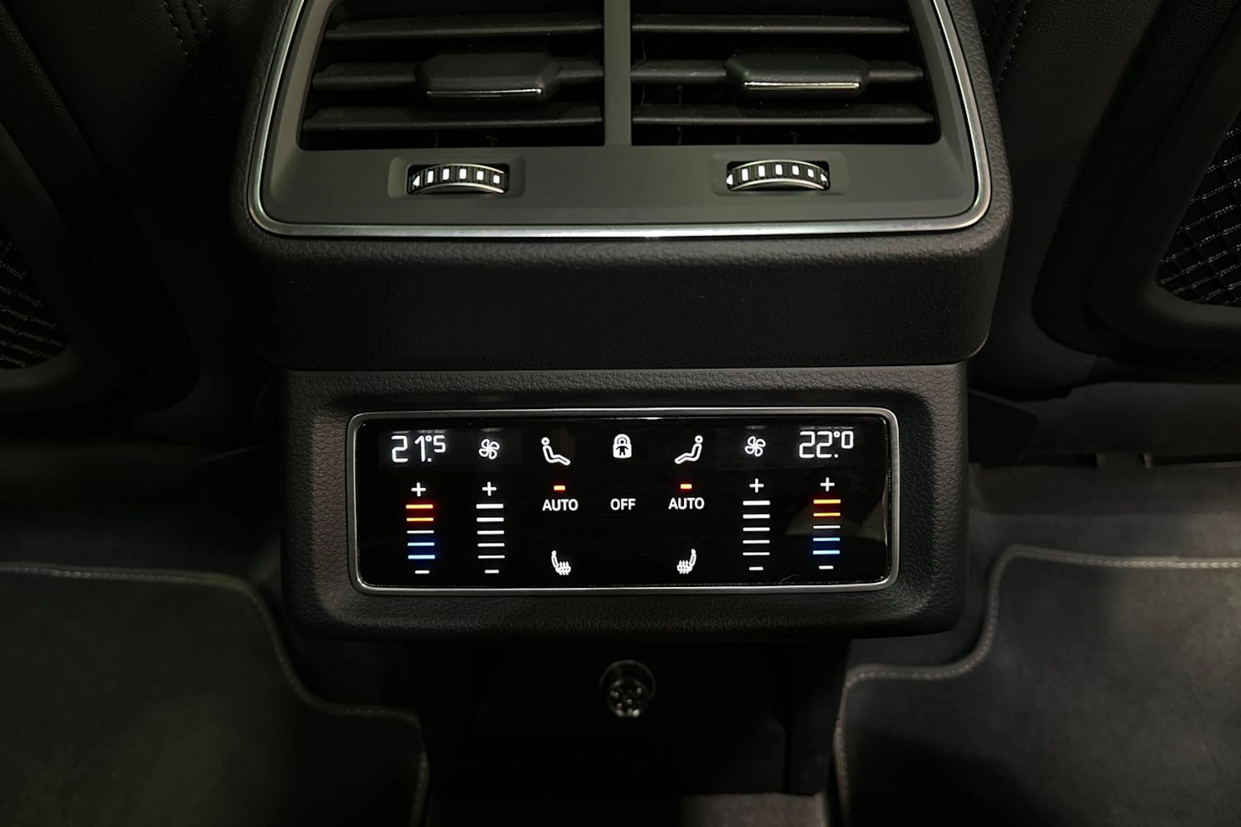 Harmaa Audi e-tron 2021 kuva 14.