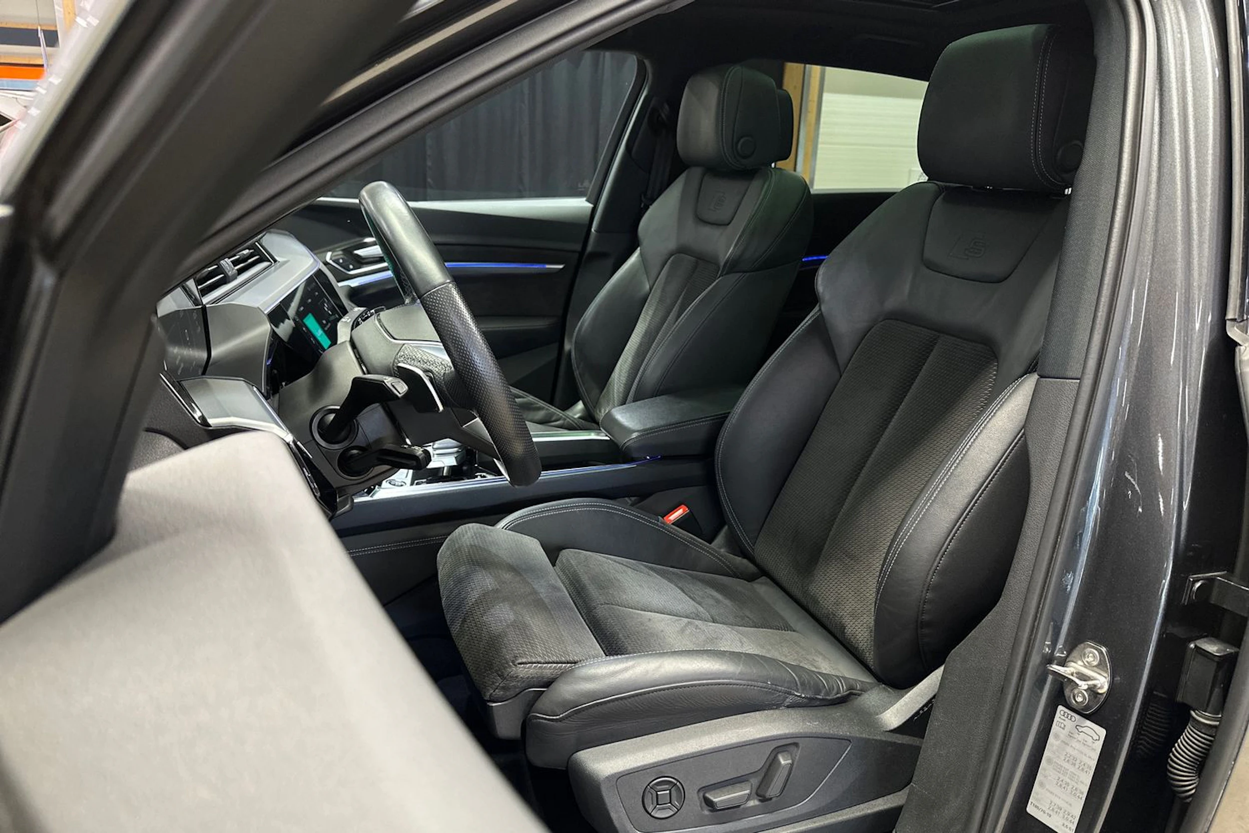 Harmaa Audi e-tron 2021 kuva 15.