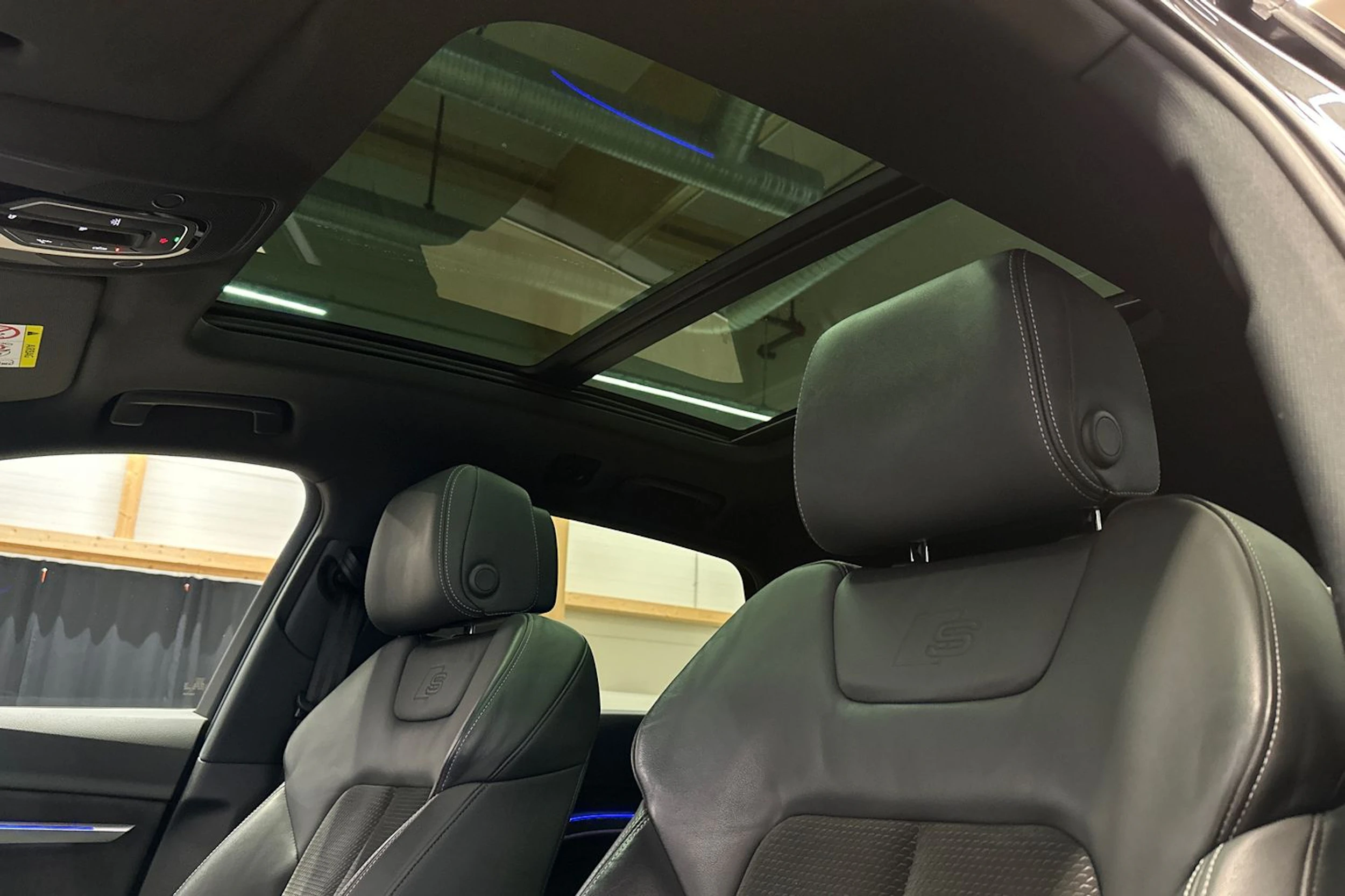 Harmaa Audi e-tron 2021 kuva 17.