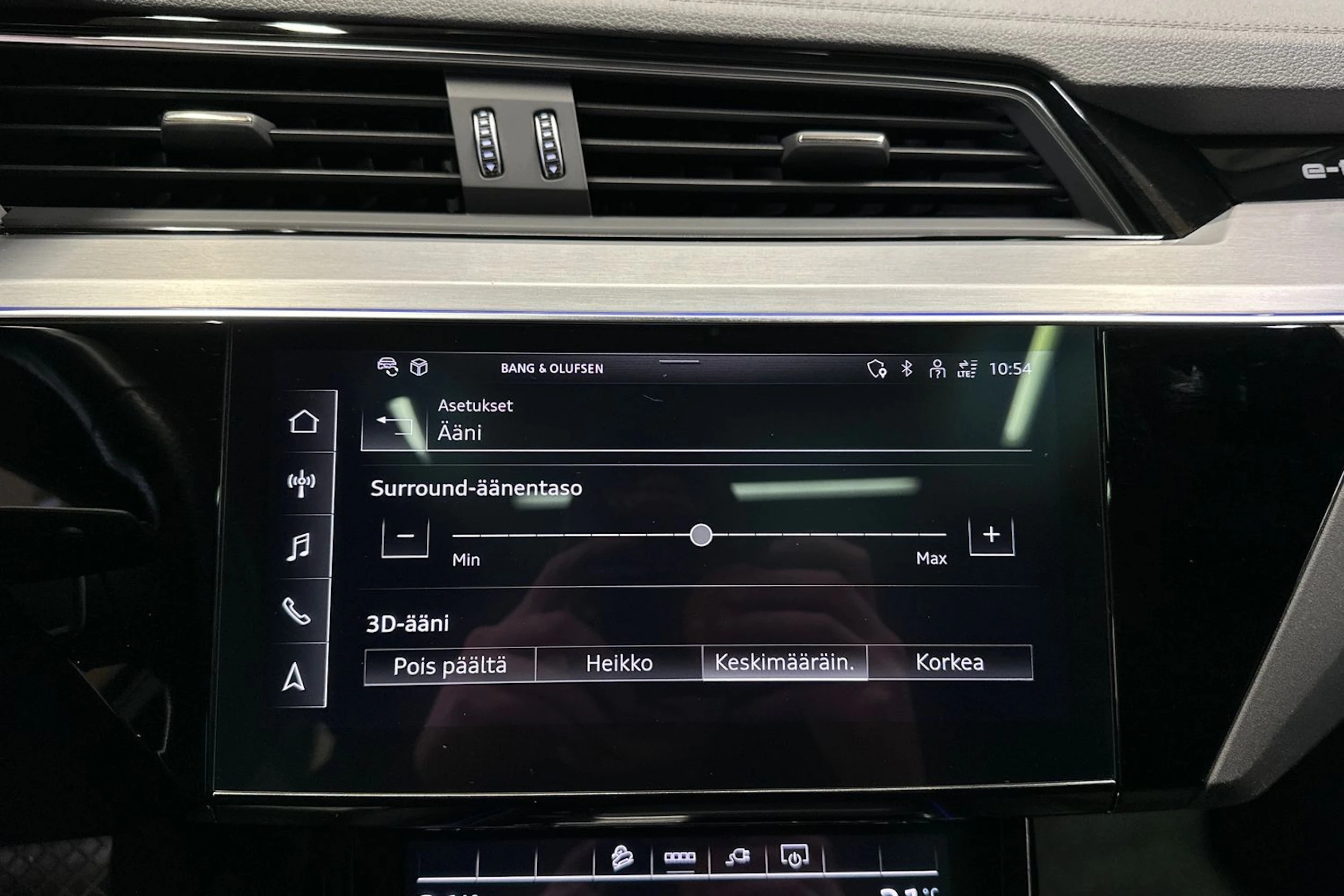 Harmaa Audi e-tron 2021 kuva 20.
