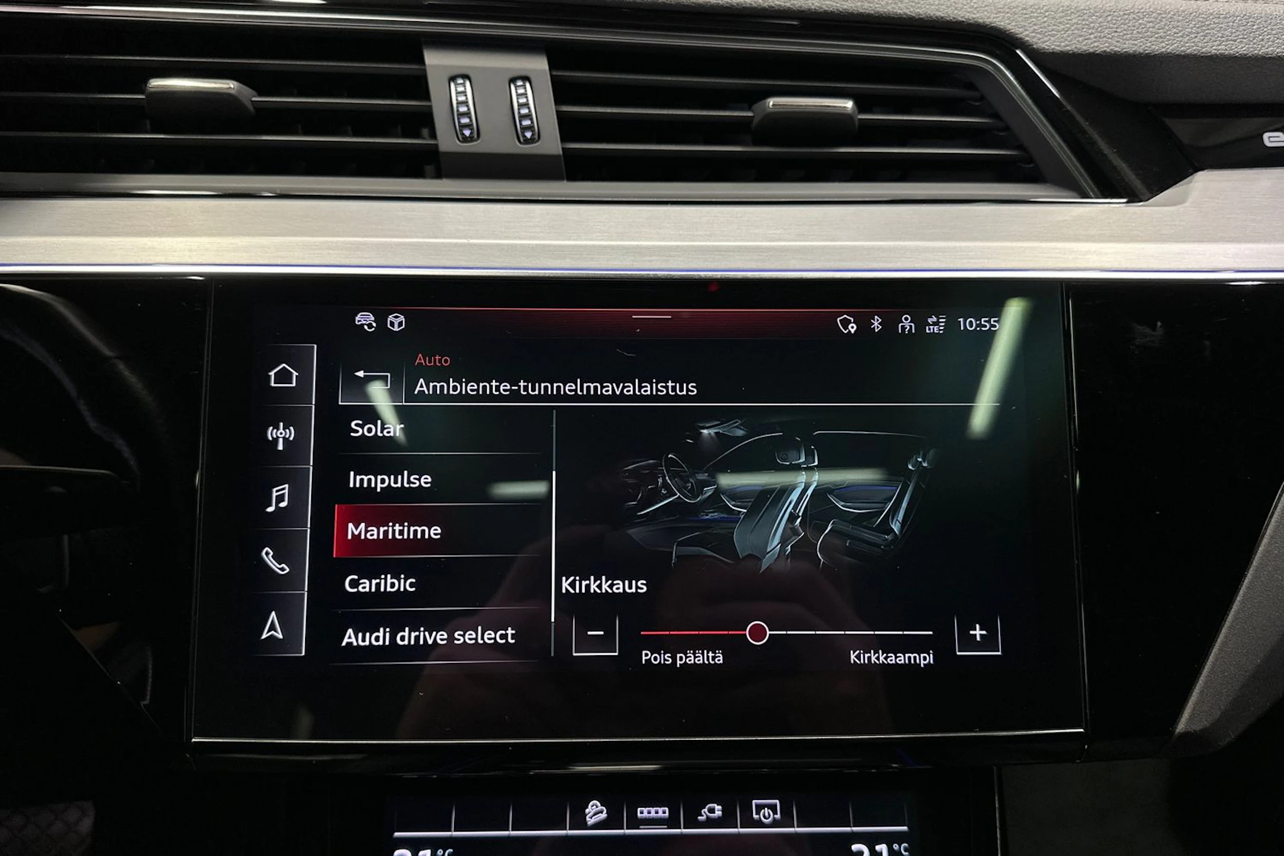 Harmaa Audi e-tron 2021 kuva 21.