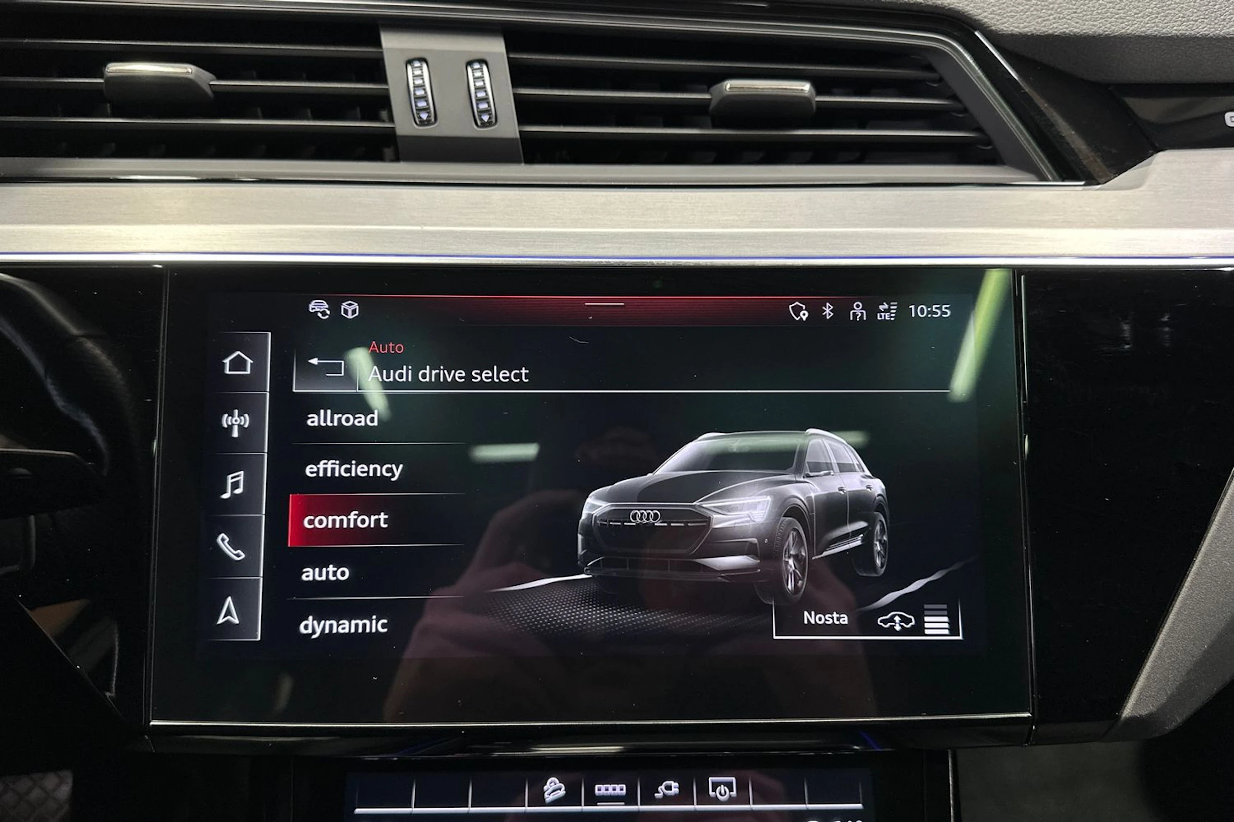 Harmaa Audi e-tron 2021 kuva 22.