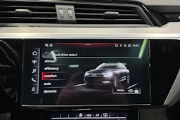 Harmaa Audi e-tron 2021 kuva 22.