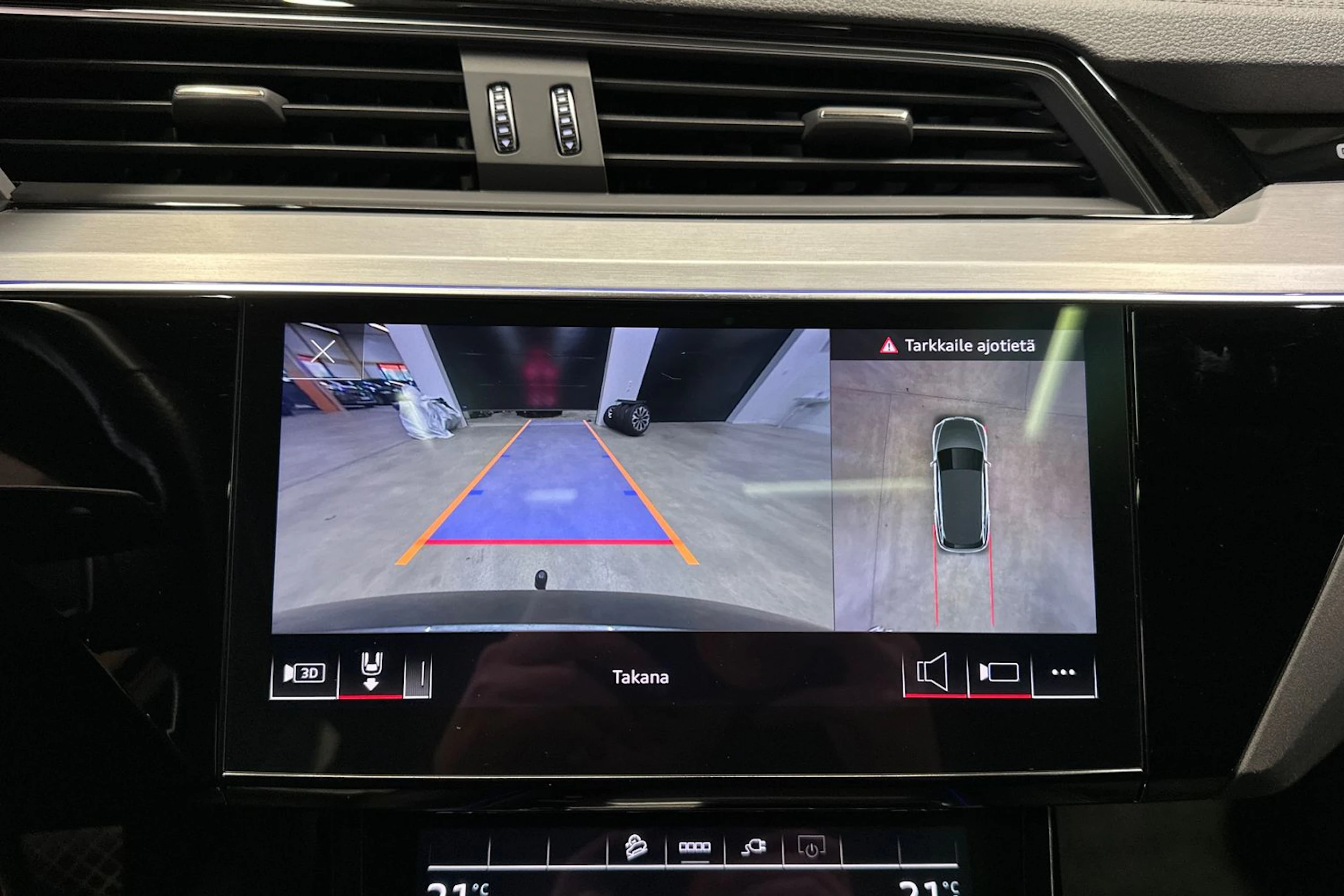Harmaa Audi e-tron 2021 kuva 23.