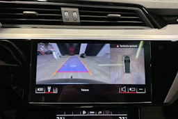 Harmaa Audi e-tron 2021 kuva 23.