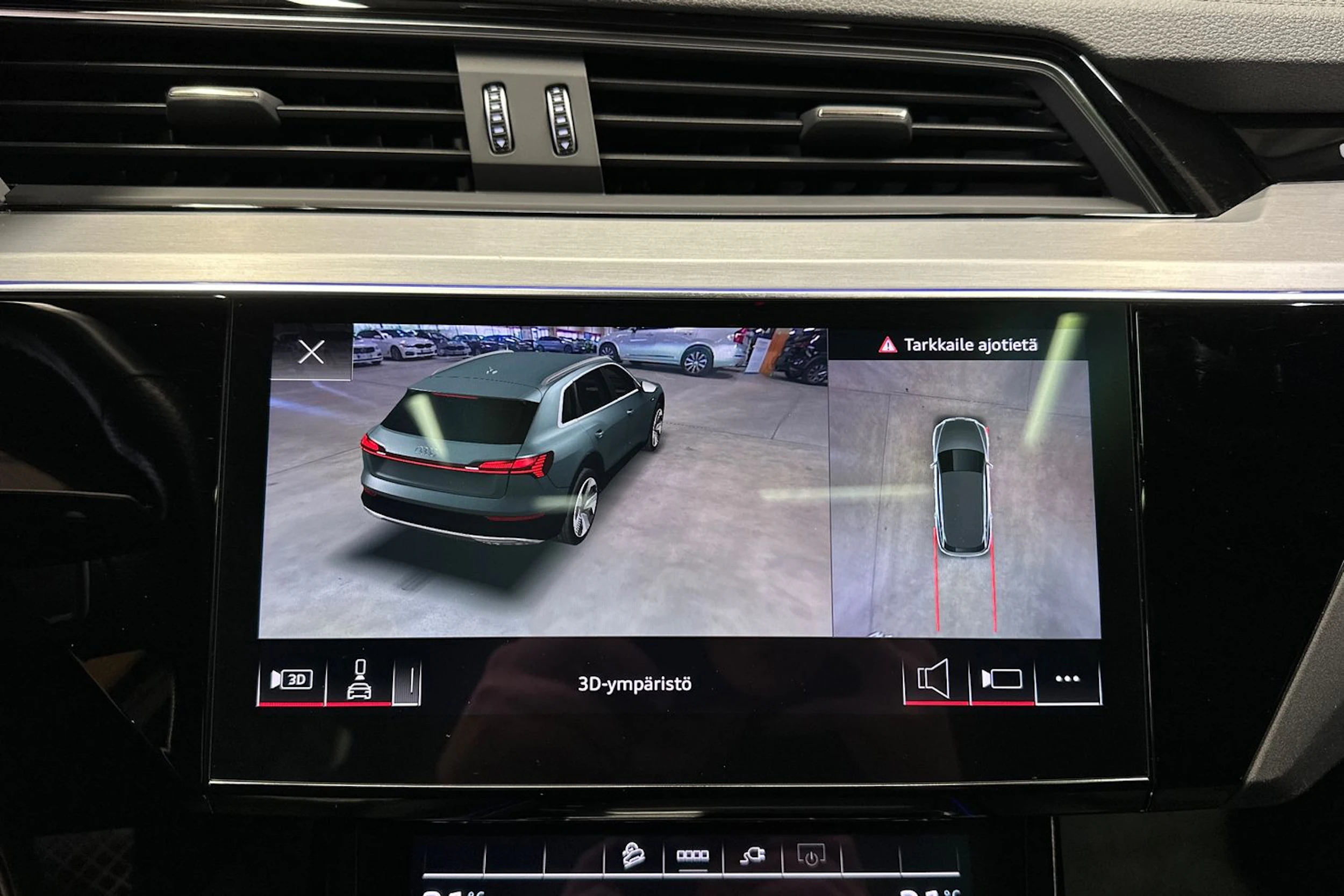 Harmaa Audi e-tron 2021 kuva 24.