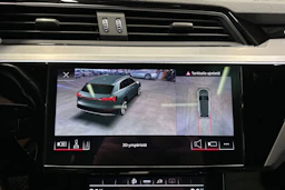 Harmaa Audi e-tron 2021 kuva 24.