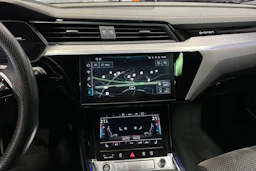 Harmaa Audi e-tron 2021 kuva 26.