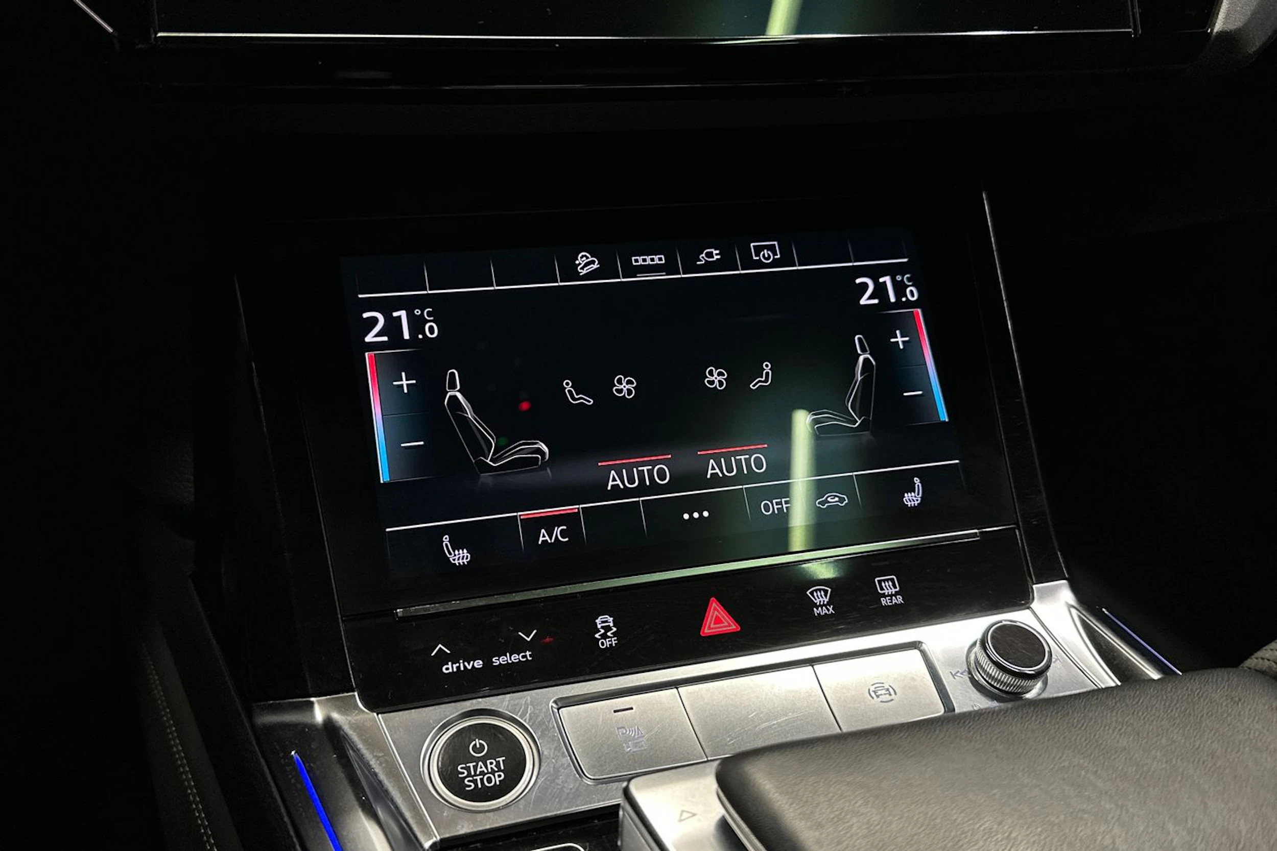 Harmaa Audi e-tron 2021 kuva 27.