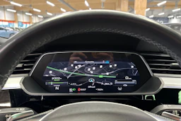 Harmaa Audi e-tron 2021 kuva 29.
