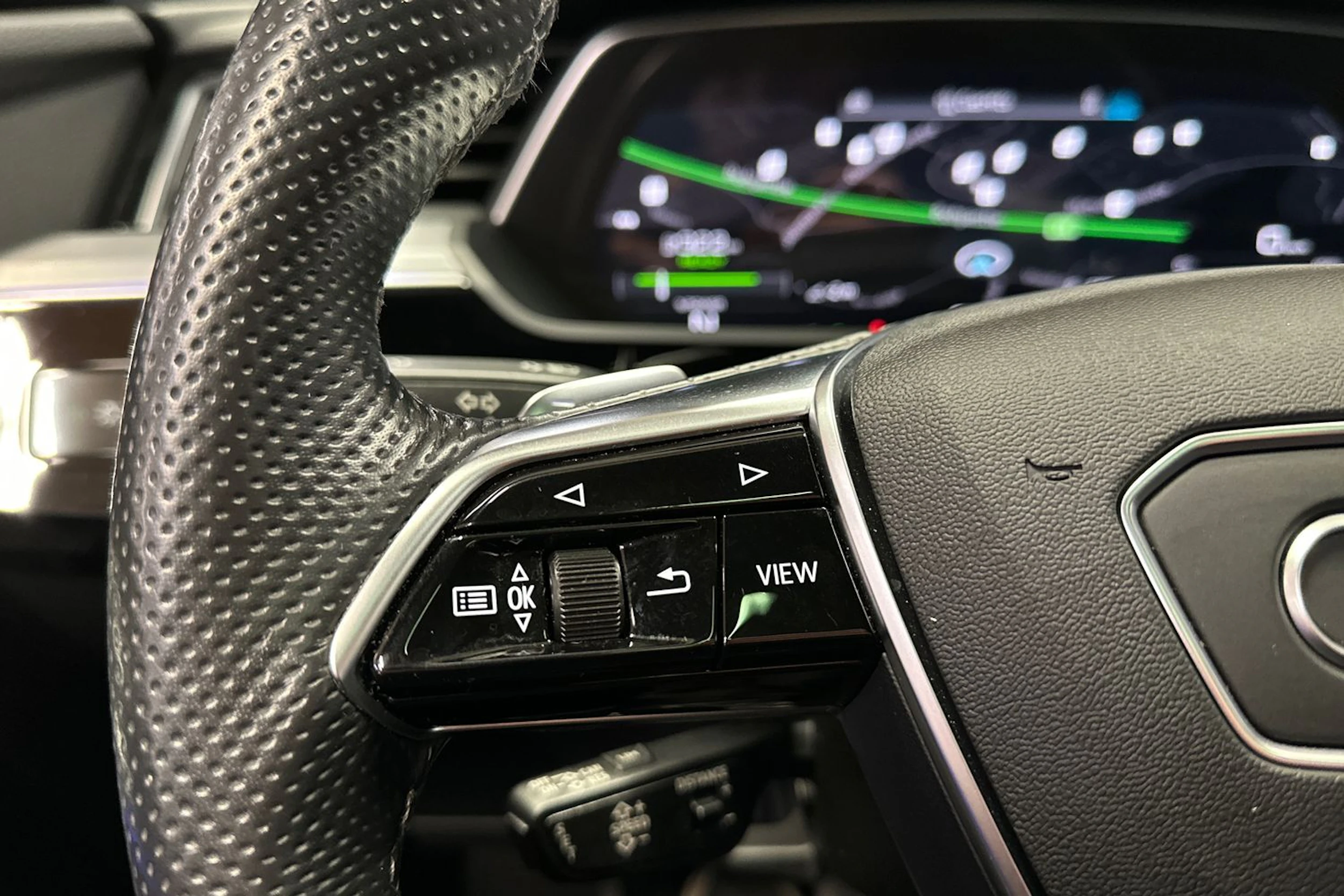Harmaa Audi e-tron 2021 kuva 30.