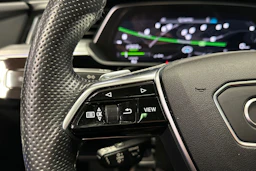 Harmaa Audi e-tron 2021 kuva 30.