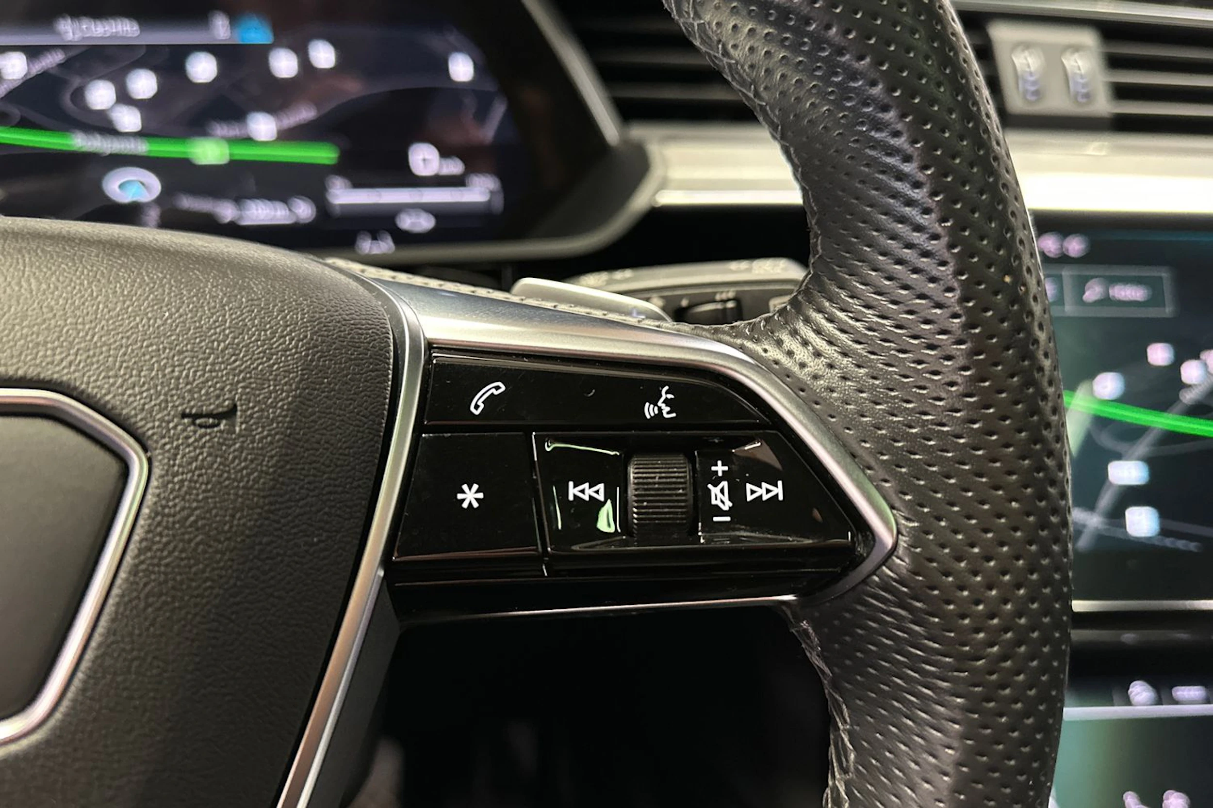 Harmaa Audi e-tron 2021 kuva 31.