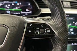 Harmaa Audi e-tron 2021 kuva 31.