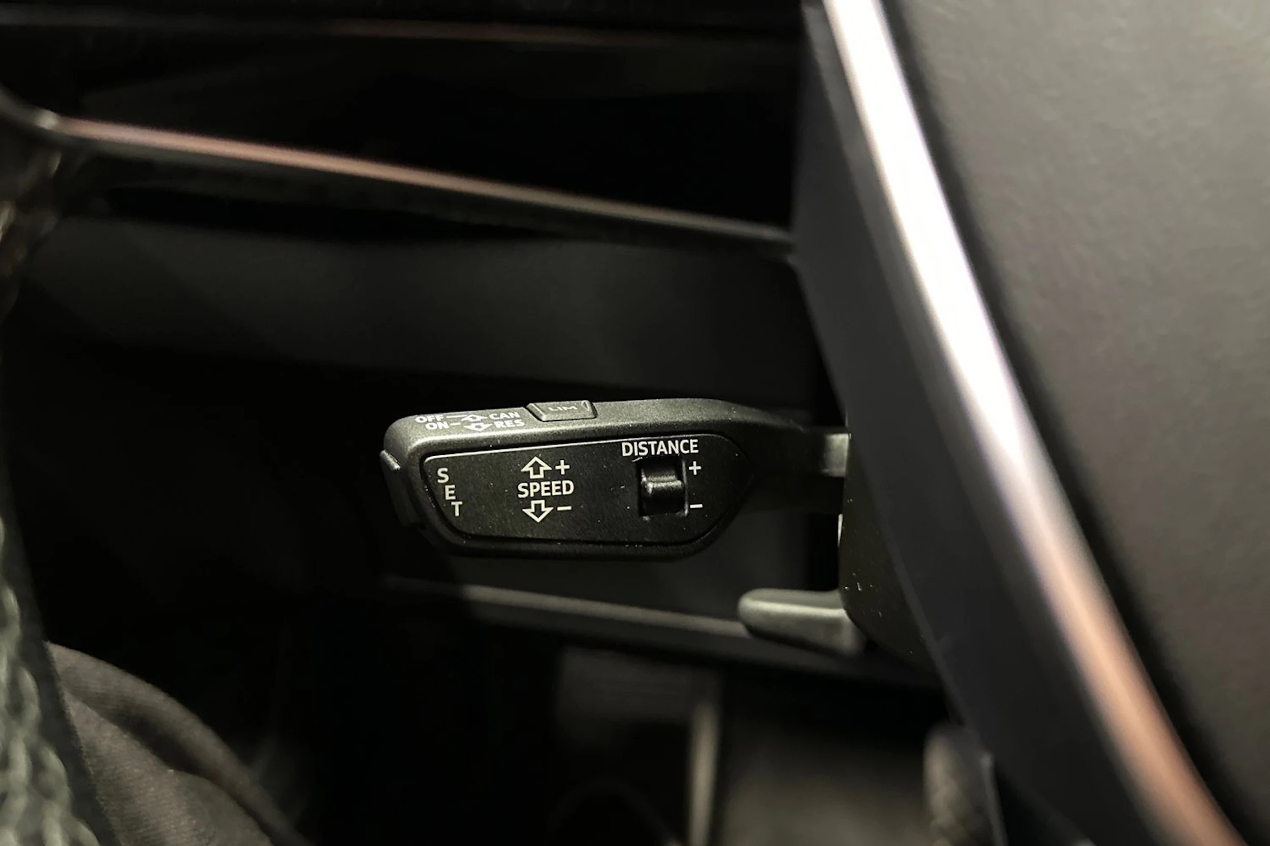 Harmaa Audi e-tron 2021 kuva 32.
