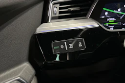 Harmaa Audi e-tron 2021 kuva 33.
