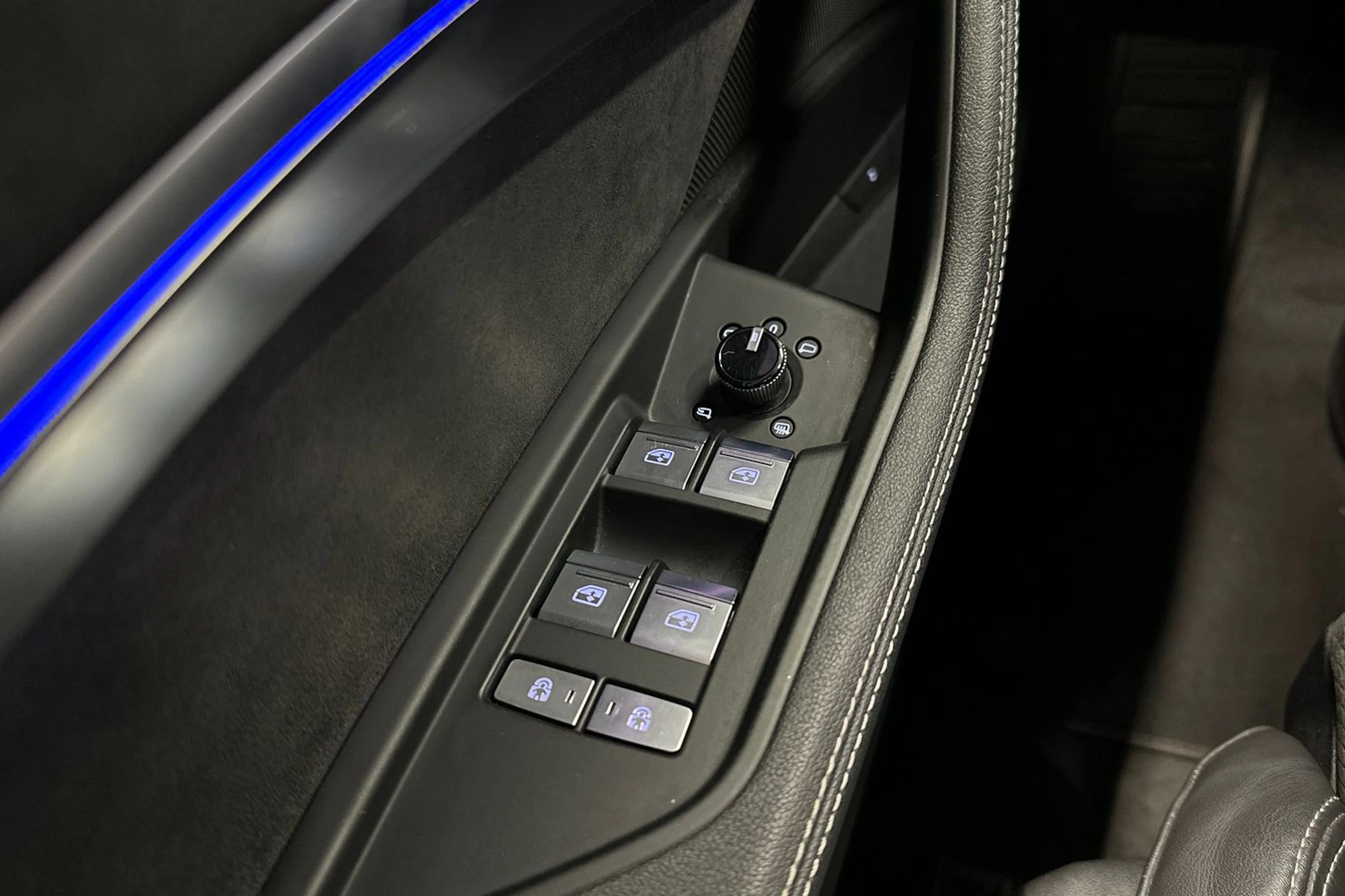 Harmaa Audi e-tron 2021 kuva 34.