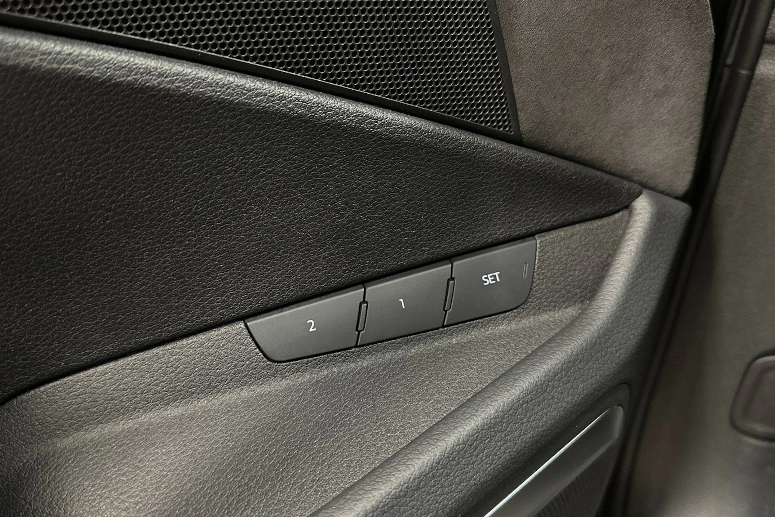 Harmaa Audi e-tron 2021 kuva 35.
