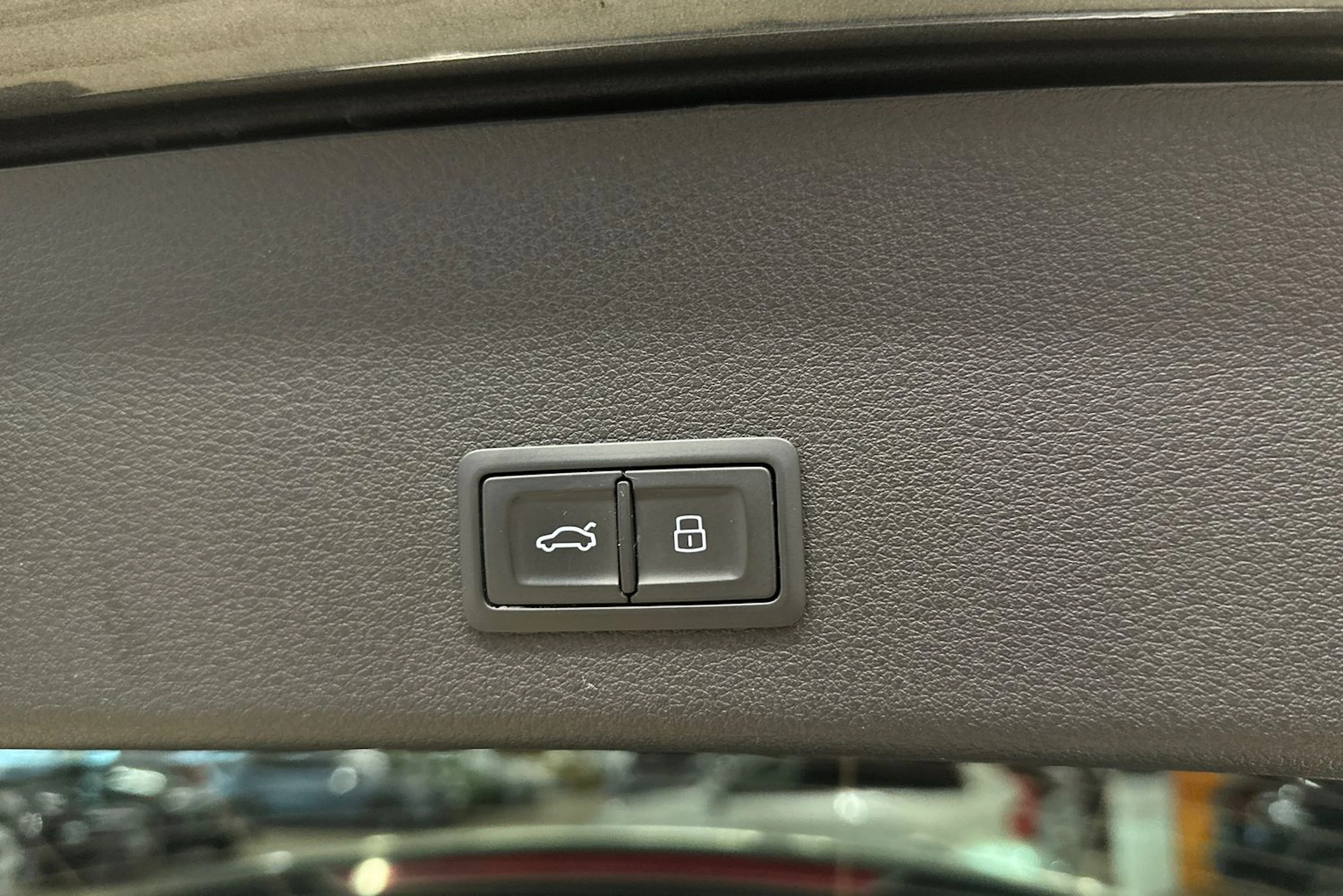 Harmaa Audi e-tron 2021 kuva 37.