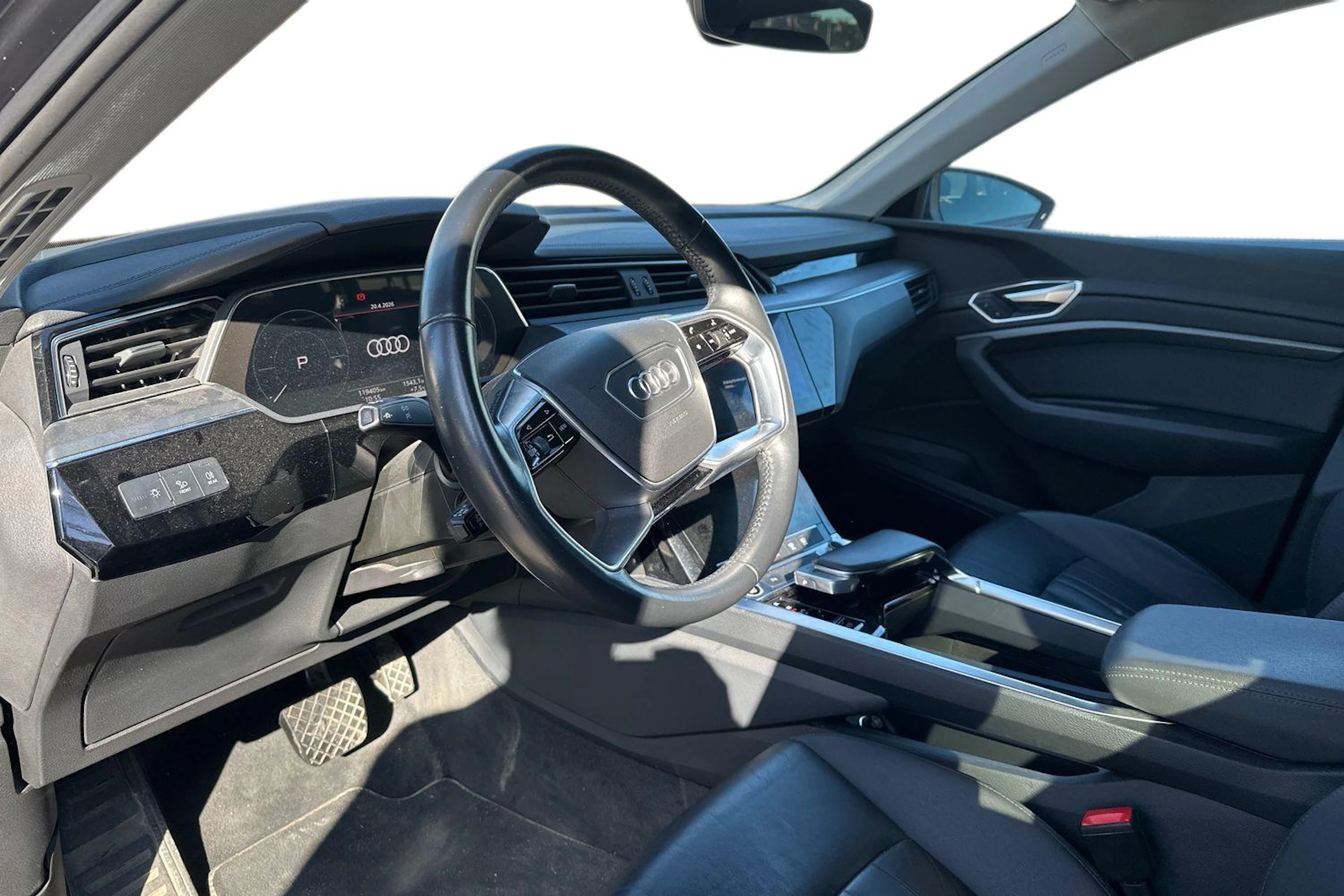 Harmaa Audi e-tron 2021 kuva 3.