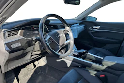 Harmaa Audi e-tron 2021 kuva 3.