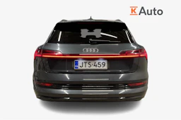 Harmaa Audi e-tron 2021 kuva 4.