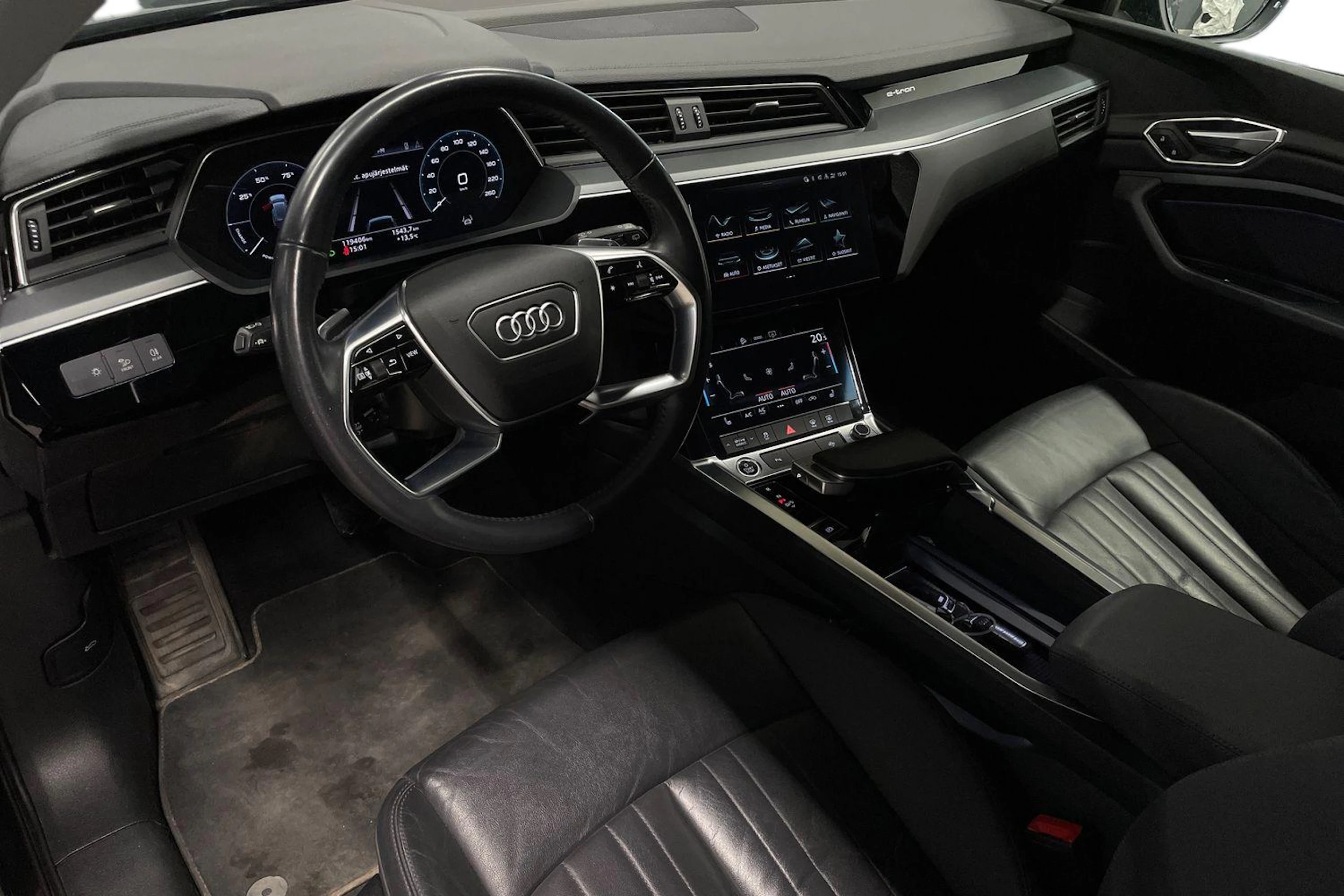 Harmaa Audi e-tron 2021 kuva 8.