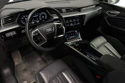 Harmaa Audi e-tron 2021 kuva 8.