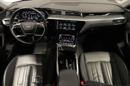 Harmaa Audi e-tron 2021 kuva 9.