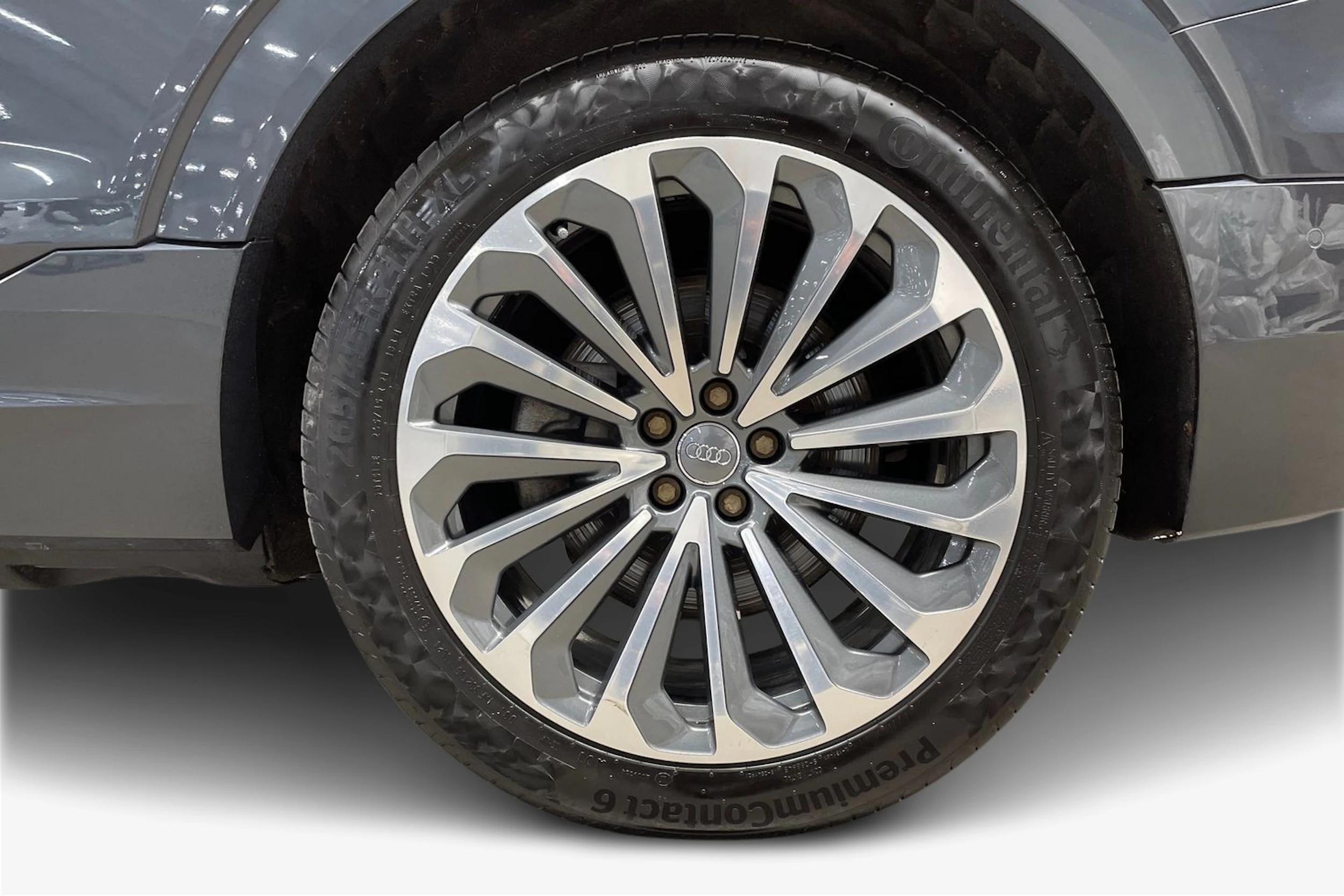 Harmaa Audi e-tron 2021 kuva 12.