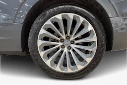 Harmaa Audi e-tron 2021 kuva 12.