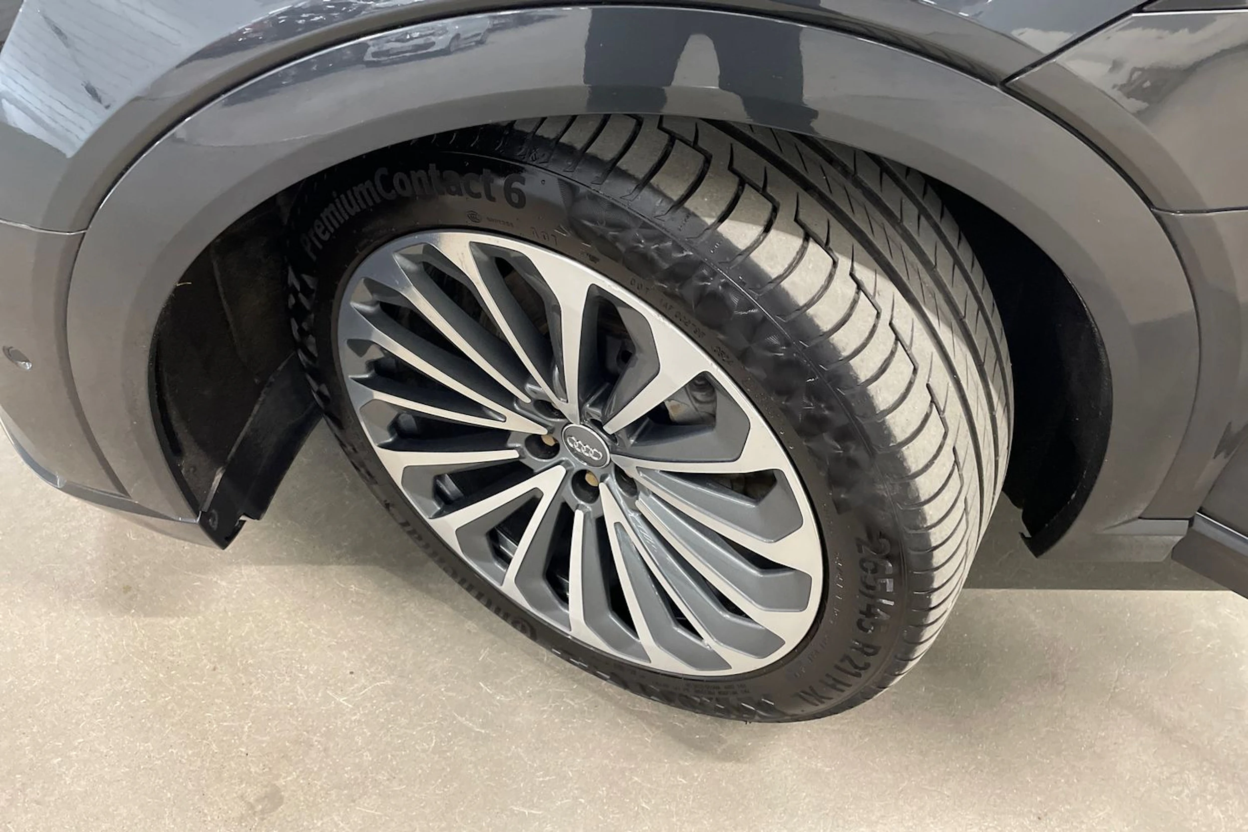 Harmaa Audi e-tron 2021 kuva 13.
