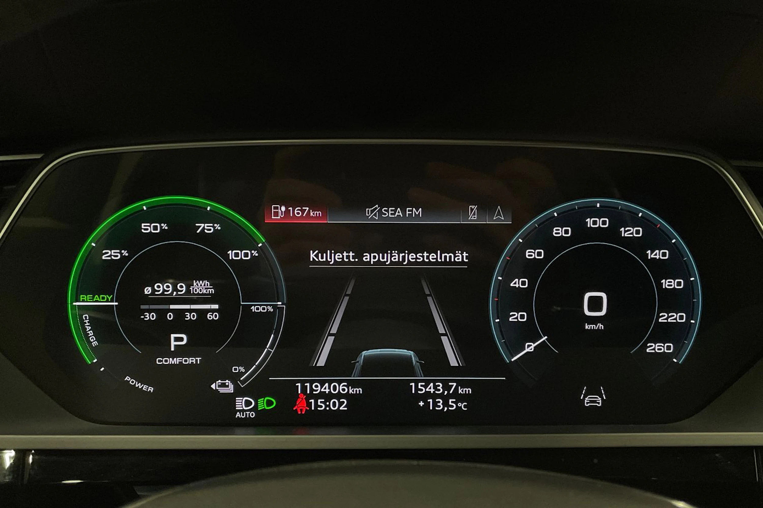 Harmaa Audi e-tron 2021 kuva 16.