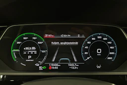 Harmaa Audi e-tron 2021 kuva 16.