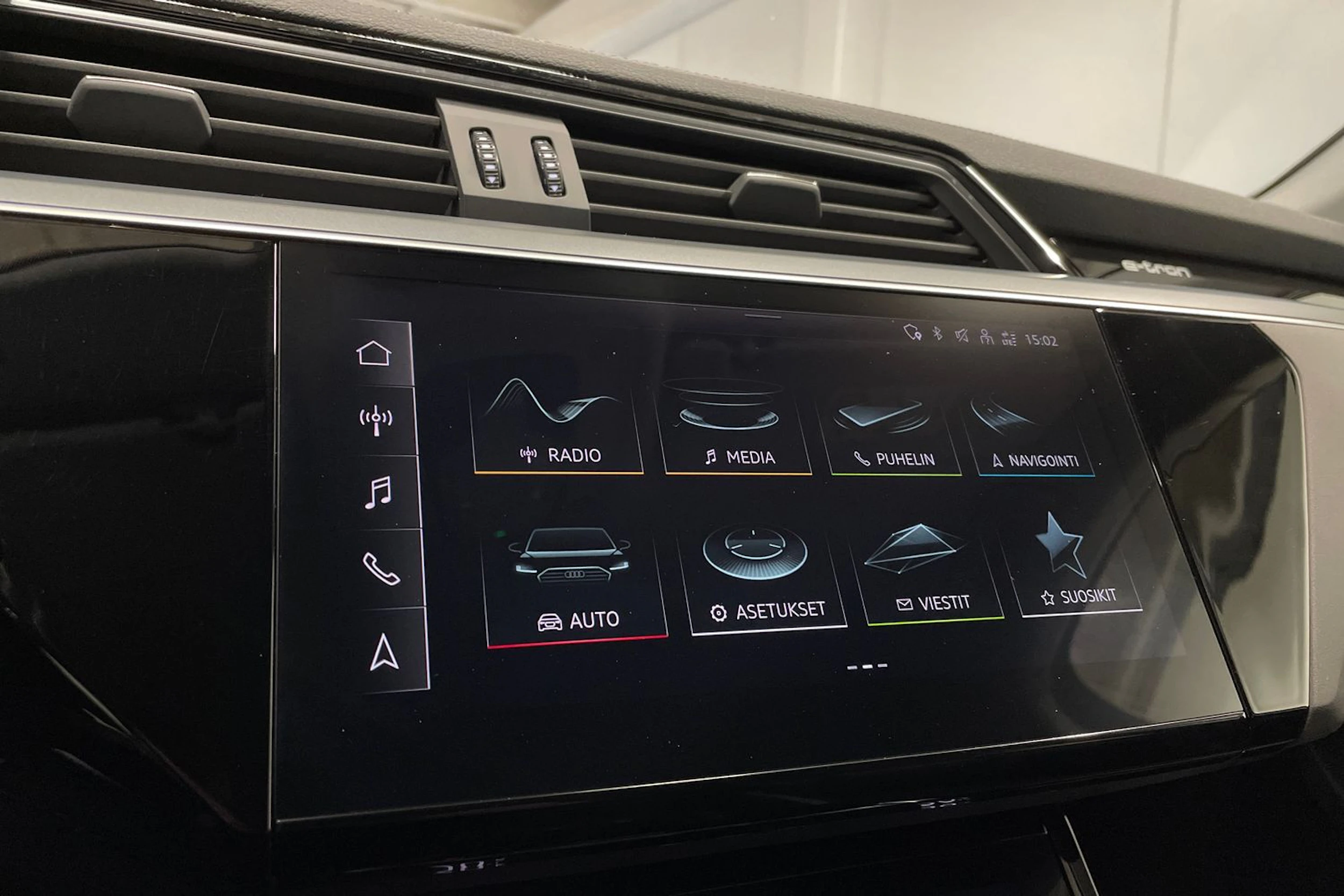 Harmaa Audi e-tron 2021 kuva 17.
