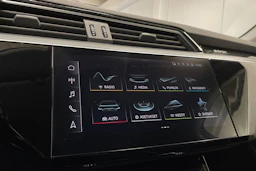 Harmaa Audi e-tron 2021 kuva 17.