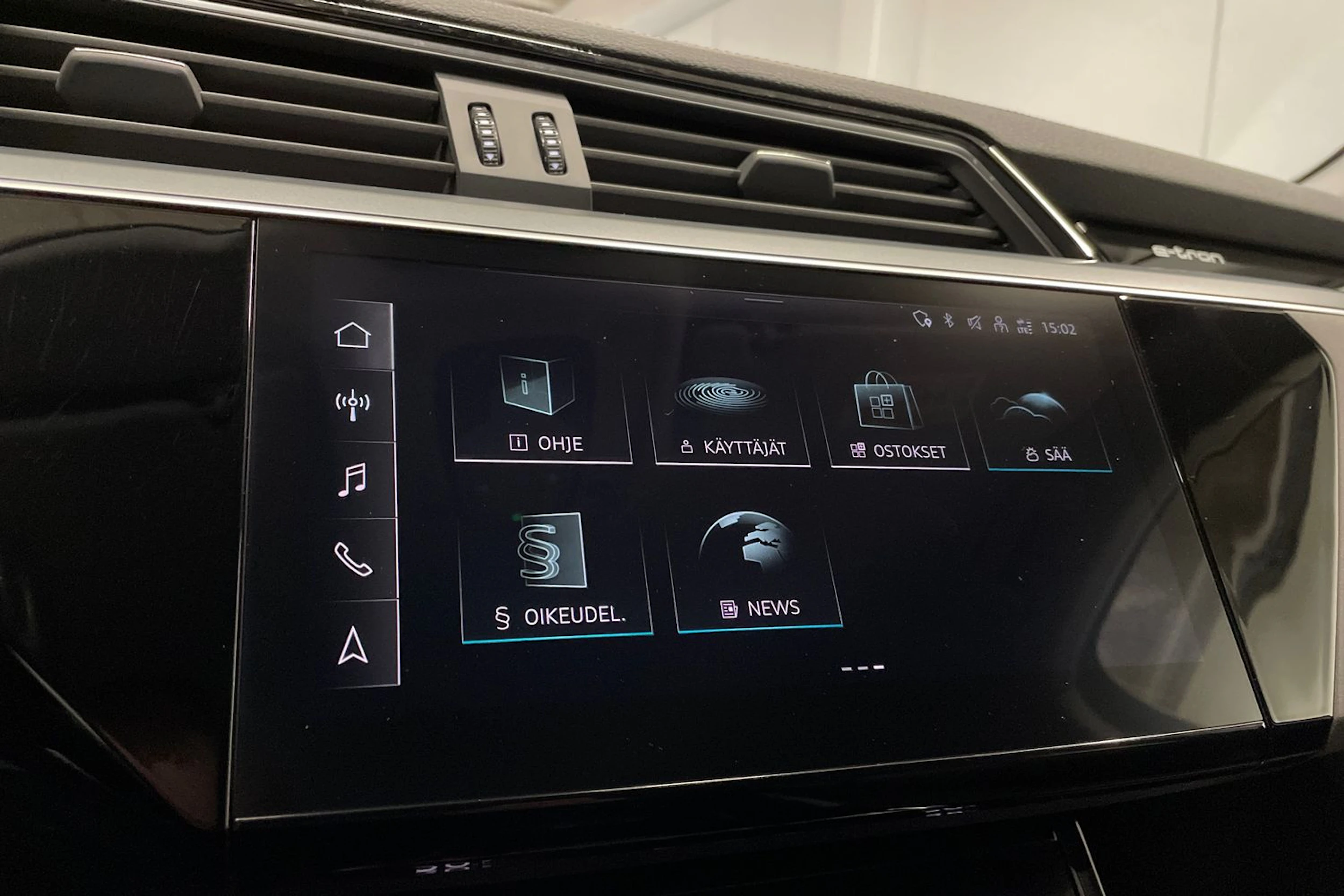 Harmaa Audi e-tron 2021 kuva 18.