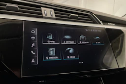 Harmaa Audi e-tron 2021 kuva 18.