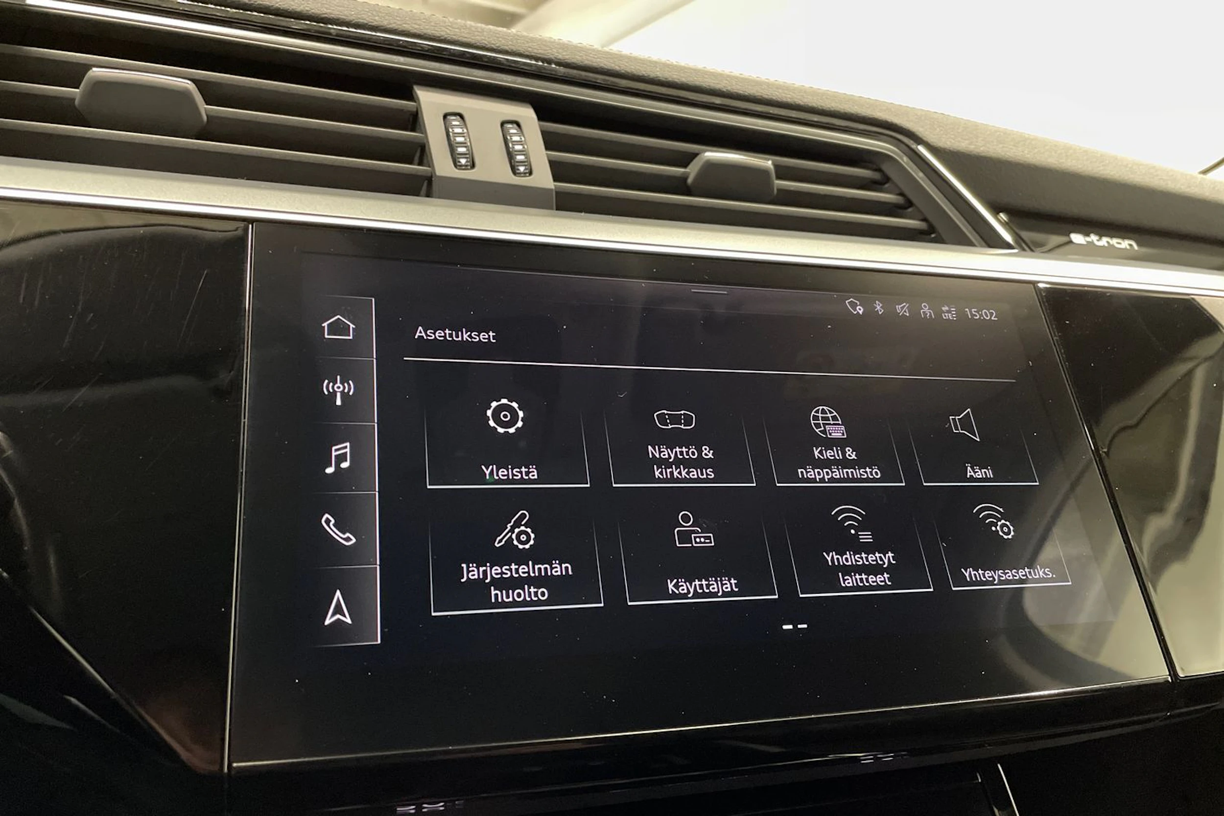 Harmaa Audi e-tron 2021 kuva 19.