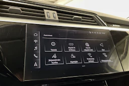 Harmaa Audi e-tron 2021 kuva 19.
