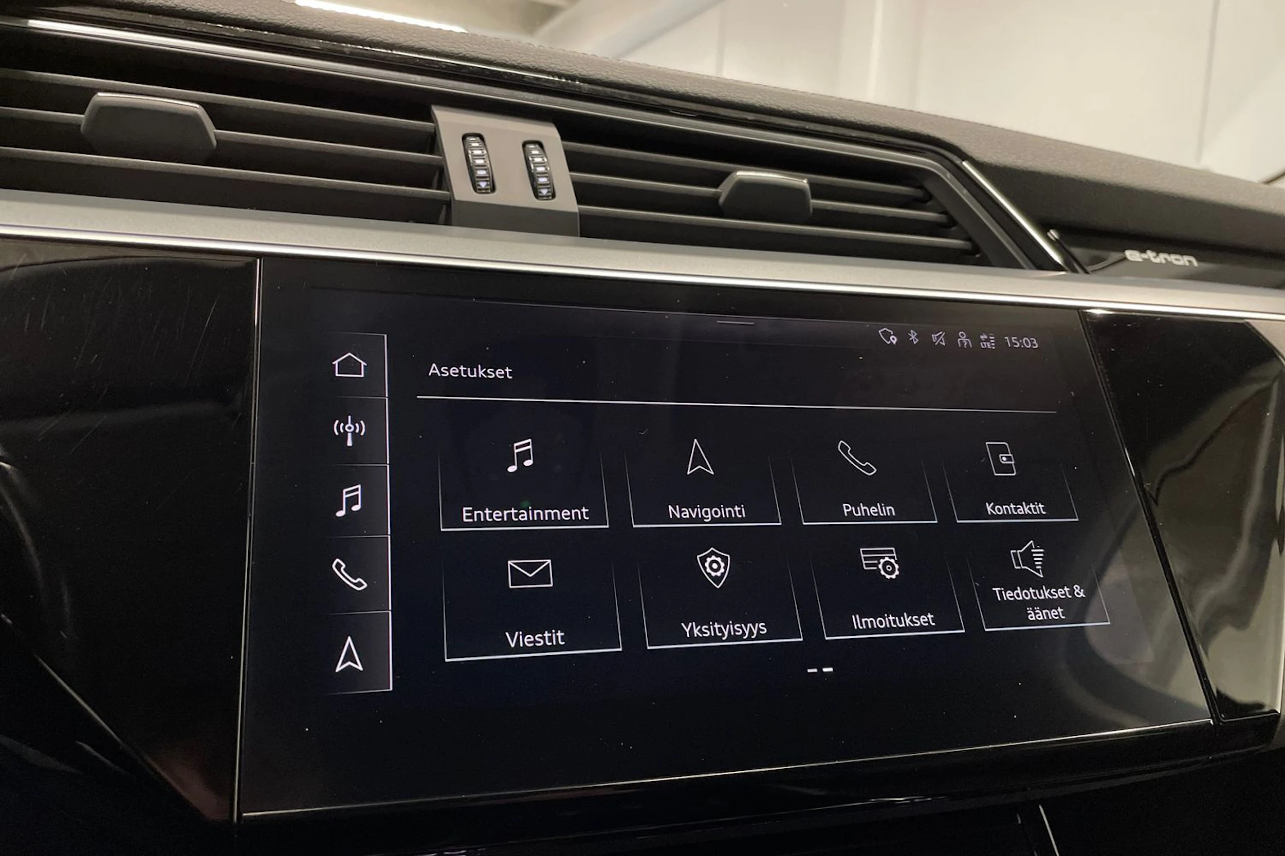 Harmaa Audi e-tron 2021 kuva 20.