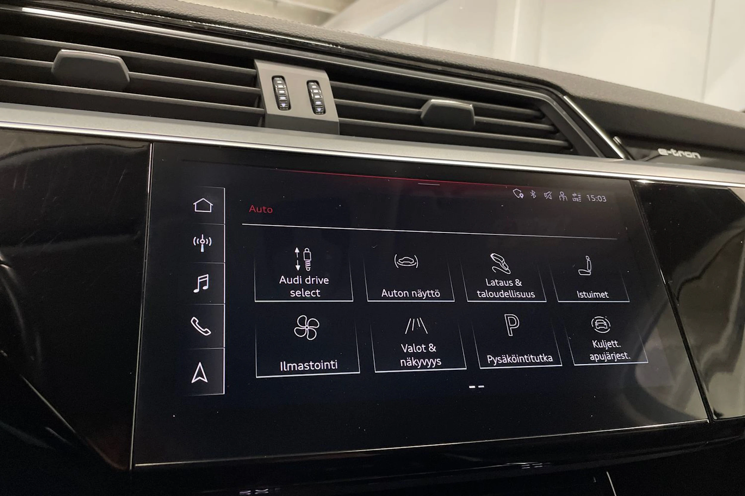Harmaa Audi e-tron 2021 kuva 21.
