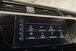 Harmaa Audi e-tron 2021 kuva 21.