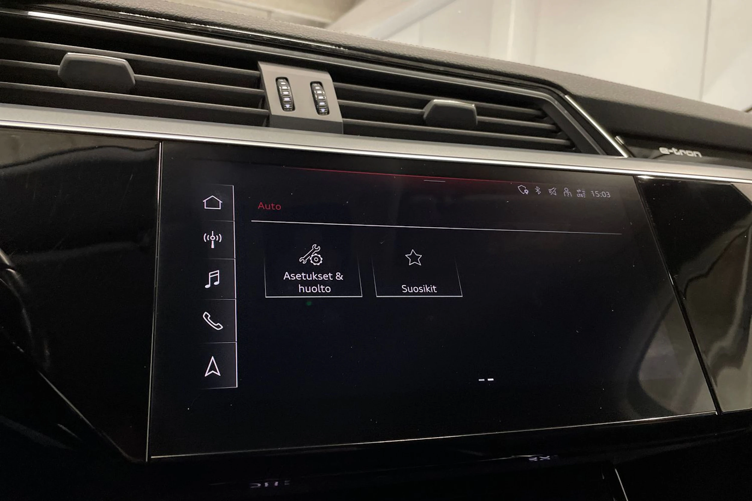 Harmaa Audi e-tron 2021 kuva 22.