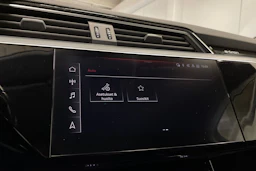 Harmaa Audi e-tron 2021 kuva 22.