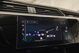 Harmaa Audi e-tron 2021 kuva 23.