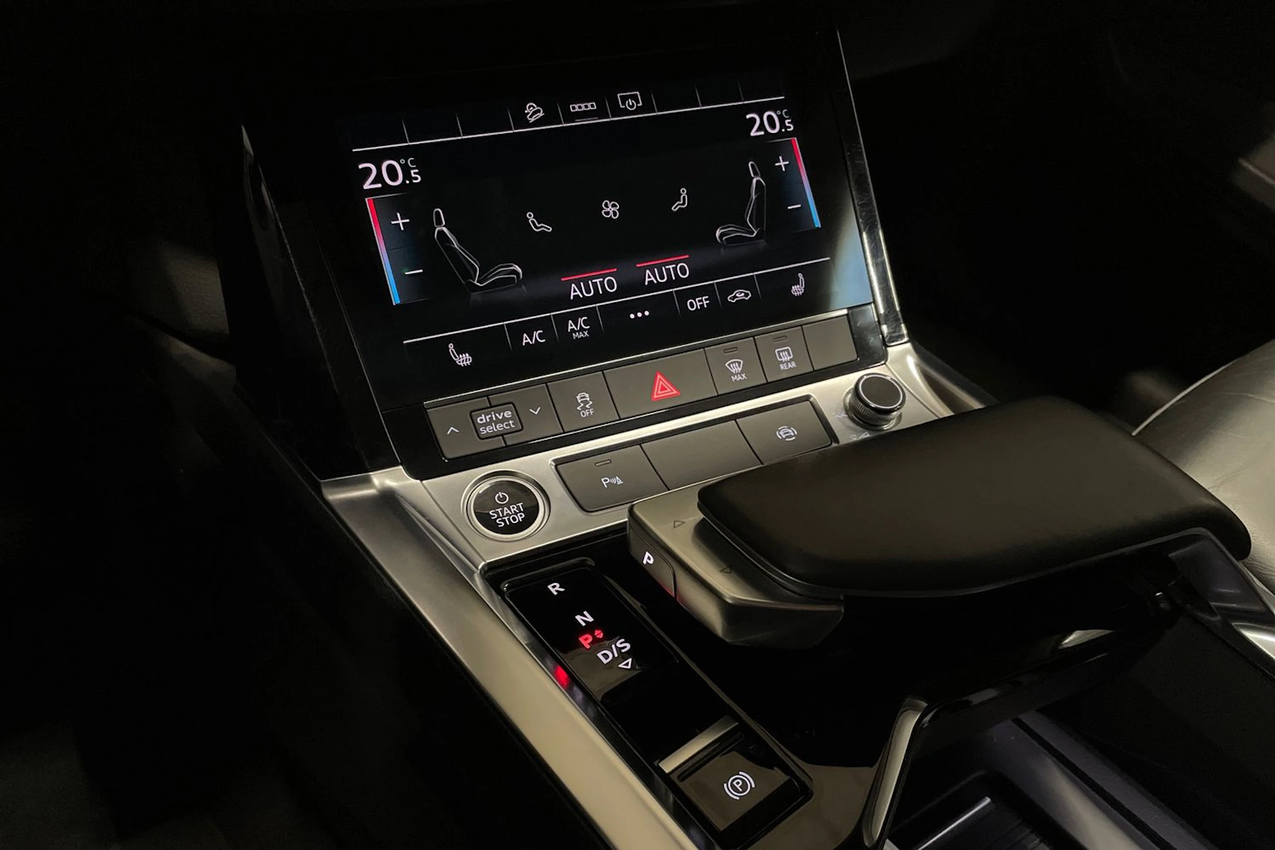 Harmaa Audi e-tron 2021 kuva 24.
