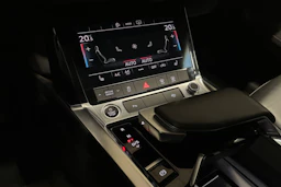 Harmaa Audi e-tron 2021 kuva 24.