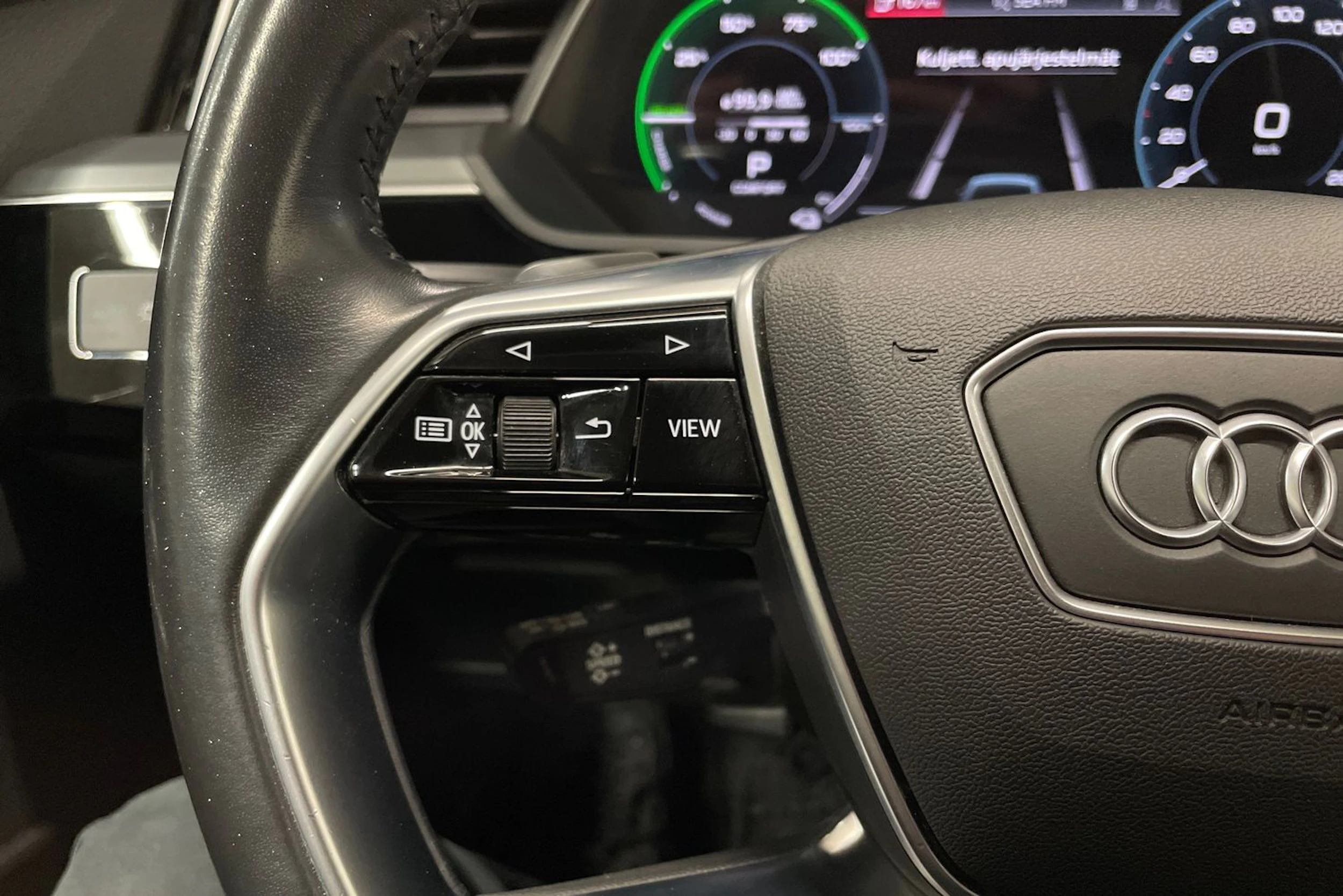 Harmaa Audi e-tron 2021 kuva 26.