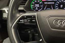 Harmaa Audi e-tron 2021 kuva 26.